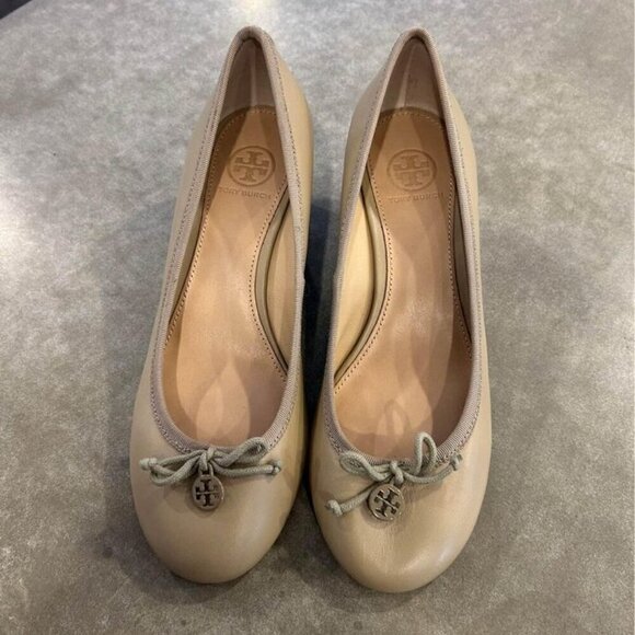 TORY BURCH woman’s wedges. New! The perfect neutral. Classic bow. Size 7.5. - Picture 8 of 9